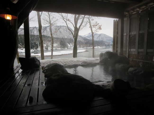 誕生日だったのもあり、絶景の雪見露天を楽しめる麒麟山温泉、雪つばきの宿 古澤屋さんに1泊しました。<br />越後湯沢方面や小出・十日町方面なども考えていましたが、今冬の12月は寒波襲来がたびたびあり、<br />夫が数日前に仕事で越後湯沢からの帰路、高速道路で事故のため、4時間ほど立ち往生してしまったので、<br />とにかく下道でも帰れそうな近場を選択しました。<br />元々、旅行はいつも直前予約が多く、今回も空いていたら行こうか・・・ぐらいのノリでした。<br /><br />津川・麒麟山方面は夏場には行ったことありましたが、冬場は初めてでしたが、<br />絶景の露天風呂を堪能しました。<br /><br />磐越方面も津川から先は雪が多いですが、津川まではまだマシでした。<br /><br />表紙の写真は、貸し切り露天風呂からの阿賀野川、赤崎山の風景です。