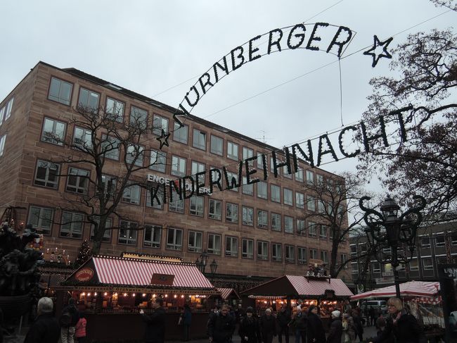 中世屈指の都市ニュルンベルグは画家デュウラーのゆかりの地であり豊かな歴史と文化の街。クリスマスマーケットは聖母教会がたつ中央広場がメイン会場。華やかな飾りに彩られ聖歌隊のコーラスに包まれる。子供たちのマーケットでもあり毎年今年のクリスマスの女王が選ばれる