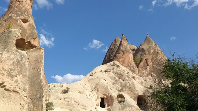 Day4<br /><br />Konya　⇒　Cappadocia<br /><br />本日は無数のきのこ形の奇岩群で有名なカッパドキアへ　約230km<br /><br />カッパドキア地方は太古の昔、火山の噴火により堆積した火山灰と溶岩が長い年月をかけて侵食されてできた奇岩群が圧巻<br />自然のすごさ、そして地球の刻んだ時間の雄大さを感じます<br /><br />洞窟レストランにて昼食<br /><br />その後、カッパドキアの名所を観光<br />特にカイマクルの地下都市は必見です<br /><br />カッパドキアで1泊<br />