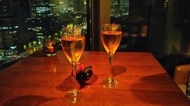 パレスホテル東京クラブラウンジでのサービスの様子です。<br />雰囲気、景色、サービスもよくこちらもまたお気に入りの<br />ラウンジになりました。<br /><br />ラウンジ以外のクラブフロア特典は<br /><br />・駐車料金無料(通常2,060円/1泊) <br />・ピローミストをプレゼント <br />・エビアン スパ 東京の屋内プールを無料(通常2,060円/日) <br /><br />などがありました。<br /><br />※2014年11月の情報です。変更される場合があります。