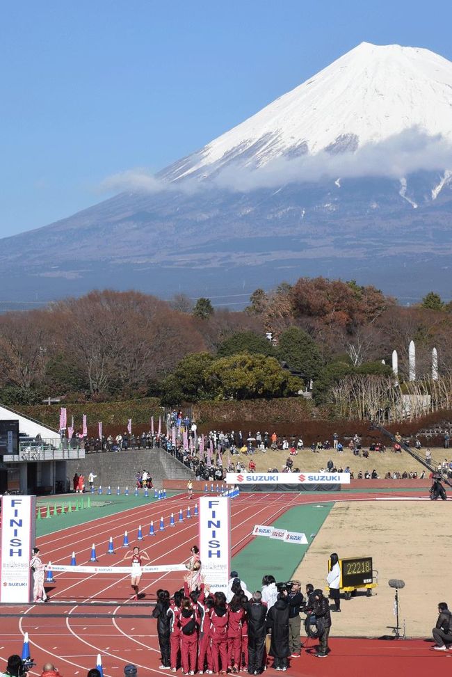 昨年から世界遺産の登録を記念して“富士山女子駅伝”が富士市・富士宮市で開催され、今年は2年目(2回目)の“富士山女子駅伝”当日の朝がきました。<br />朝起きて富士山を見ると綺麗に見えていました。昨年は見えなかったので折角テレビで放映されたのに残念だったことを思い出しました。このまま見えていれば…。駅伝の関係者ではないけれど祈りたくなります。(笑)<br />自転車でゴールの陸上競技場まで来てしまったのでこのままここで見る事にしました。<br /><br />=昨年の私のブログです。=<br />・富士山女子駅伝(1)　2013.12.23<br />http://4travel.jp/travelogue/10842317<br />・富士山女子駅伝(2)　2013.12.23　<br />http://4travel.jp/travelogue/10842458<br /><br />★富士山女子駅伝のHPです。<br />http://www.fujisan-joshiekiden.jp/<br /><br />★フジテレビのHPです。<br />http://www.fujitv.co.jp/index.html<br /><br />★テレビ静岡のHPです。<br />http://www.sut-tv.com/<br /><br />★富士市役所のHPです。<br />http://www.city.fuji.shizuoka.jp/index.htm<br /><br />★富士宮市役所のHPです。<br />http://www.city.fujinomiya.shizuoka.jp/<br /><br />★鬼太鼓座のHPです。<br />http://www.ondekoza.com/index.html