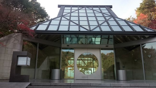 以前から旅行雑誌で紹介されていて気になっていた、ＭIHO MUSEUM<br />◆場所　滋賀県甲賀市信楽町田代桃谷300<br /><br />I.M.ペイ・アーキテクトと紀萌館設計室の日米共同によって1996年8月、滋賀県信楽町の自然豊かな山の中に完成した美術館です。<br />　路面が凍結するので冬は休館の期間限定。<br />　<br />　やっと、京都を訪ねる折に、行くことが出来ましたのでご紹介しますね。