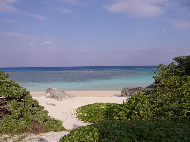 日本の有人島最南端、波照間島に行ってきました。<br />北海道を強力な低気圧が襲うなか、遥かかなたの波照間島も影響を受け、島に渡ったはいいが、高速船・貨客船の欠航で予定を大幅に変更。結果、波照間島に３泊滞在することになりました。<br />その分、静かな、何もない完全オフの波照間島を味わってきました。<br />自然には逆らえないことを感じ、「また行きたい！」と感じる島旅でした。<br /><br />１日目:羽田⇒那覇(経由)⇒石垣 石垣島(泊)<br />２日目:石垣市内散策(自転車)、高速船で波照間島へ 波照間島(泊)<br />３日目:時化の為、高速船・貨客船欠航 波照間島(泊)<br />４日目:大時化の為、高速船・貨客船欠航 波照間島(泊)<br />５日目:高速船は欠航。貨客船で石垣島へ 石垣⇒那覇(経由)⇒羽田