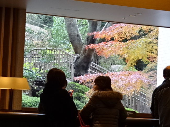 2014年12月21日(日)日記1 − 鉄道生活の原点品川<br /><br />羽田の地下から乗った京浜急行は「印旛日本医大前」行。<br />思い掛けない行き先にエェッ・・・。なんてことだ!?<br /><br />しかも今回泊まろうとしている品川まで20分足らずと、都心と羽田が近くなっている。<br />昔私の住んでいた東京は、離れて30数年の間に、丸っきり変容していた。<br /><br />1961年東京からパリに旅立ったとき、羽田発のエールフランス機は、台風のため8時間遅れだった。<br />だが、羽田までやって来た道のりの長さを考えると、高田馬場の我が家まで引き返す気はしなかった。それほど羽田は都心から遠かったのだ。<br /><br />羽田までは鉄道もモノレールも開通しておらず、高速道路もなかったので、舗装の傷んだ狭い道を赤信号に妨げられながら、ゴトゴトガタガタやって来た。<br /><br />品川は私の鉄道現場経験、すなわち社会生活スタートの思い出に満ちた原点である。<br />1954年のこと。<br /><br />私の東京暮らしが始まったのは、その一年前、国鉄入社がきっかけだった。<br />1953年(昭和28年)、京都からやって来た私が国鉄に入って最初に住んだのは、国分寺にあった鉄道学園の寮だ。<br /><br />この年は国鉄が鉄道省から独立してようやく4年目。<br />まだヨチヨチ歩きの段階だった。<br /><br />国の政策で、戦争から復員してきた者を大量に採用したため職場は余った人間があふれ、士気は沈滞し、管理は行き届かず、乱れていた。<br /><br />派閥の蔓延で風通しの悪くなった社風を改めるべく、全員同じ釜の飯を食べてチームワークを創ろうと、国鉄は新入社員を対象に一年間もの長期間、全寮制の合宿生活を試みた。<br /><br />派閥には、専門系統閥、出身学校閥、閨閥と3つが目立ち、それぞれが入り込みあって複雑化していた。<br /><br />当時の国鉄は、GDPの数%もの売り上げがある、大組織だった。<br />入社試験もその年から、それまでの縁故募集制度を改め、国内の有資格者すべてにオープン化する。<br /><br />本社採用試験の資格を、旧制大学、新制大学、旧制専門学校それぞれの卒業予定者、さらに昨年以前に入社したこれらの学校の卒業者と一気に広げた結果、私の専門とする建設部門で、数名の募集に対し2千名を超える応募と、超難関だった。<br /><br />国鉄のメンバーはたしか65万人、その大組織で各専門分野を合計しても50名の本社採用。<br />入社試験の出題者も、各分野の権威とされた全国旧帝大教授に分散し、名問、迷問が、ずらり。<br /><br />一年間の寮生活に次ぎ、東鉄勤務となって三鷹の独身寮に移り、ようやく念願の母親との同居が果たせたのは、翌1954年秋、五反田の家族寮。<br />それからも目まぐるしく引っ越しが続くが、28年後退社時に数えると、30回も引越ししていた。<br /><br />さて今回二泊予定の「ザ・プリンス・さくらタワー・東京」は、品川駅から徒歩数分と近い。<br /><br />品川駅と言えば、日本で一番古い鉄道駅。<br />鉄道唱歌「汽笛一声新橋を・・・」から、新橋が一番古い駅と思っている人は多い。<br />だが新橋・横浜間の鉄道開業に先立ち、数か月前に品川・横浜間が、仮開業していた。<br /><br />また私にとって品川駅と品川機関区は、初めての社会経験の場として、思い出多い現場なのだ。<br /><br />2014.12.25片瀬貴文記<br />