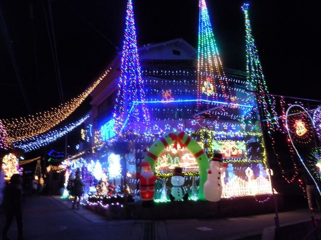 今、おとぎの国から戻ってきたばかり。　行ってよかった。　山梨県身延町西嶋は山あいの小さな集落だが大きなお屋敷ばかりの農村集落、そこが今、全国からたくさんの見物客が集まるところになっている。<br />　どこにでもあるのクリスマスイルミネーション程度かとは思いながらもニュースを聞いて「何処か他とは違う」と感じた私はそれを始めた「御仁」に強く会いたくなったのだ。<br />　２４年間もオーストラリアの派手なクリスマスイルミネーションを見てきた私は大して価値を認めず、一人で始めた変人と話をしたかったのだ。<br />　ところが、何の欲も持たずただただ喜んでもらえればとおおらかな人柄な変人は偶然にも現地で私の車の駐車場所を心配してくれたその人だった。　私の車はちょっと大きいので、田舎道の狭い道を入っていったら前にも後ろにも動けなくなってしまった。<br />　なんとかバンパーを犠牲にして抜け出したがそれが現地の人の話題になり、あっという間に周りの話題となり、それまでしてきてくれたバカを見に来たのが、言えば心配して駆けつけてくれたのがこのイルミネーションを始めた張本人だったから話は早い。<br />　とても気さくに苦労話を何のことなく話してくれた。　その第一声が「私たちは地域の力でやったからここまで来れたんですよ」から始まった。<br />　「我ら友情は永遠に」と大書きされたポスターが集会所（そこで温かいゆず茶を漬物が無料で振舞われ、スイトンまで振舞われる時があるとのこと）、住民はみんな行政を当てにしない、自分たちのことは自分たちでやるという。山あいの集落のことなど相手にされないから自分たちで絆を深めてきたと言う。<br />　今、千葉から群馬から、三重県からと全国各地から見物客が絶えなくなったら、町役場は担当課を決めて慌てて対応を始めたが・・・そんな役所を無視して、来年はもっと喜ばれるところにしたいという。私は大きな夢をいただいた。　　来年１月３日まで毎晩きらめくおとぎの国、メルヘンの世界が身延町西嶋でオープンしているよ。是非行って欲しい。<br />　夢を叶えたい方は神頼みではなく、この変人じいさんに会うことをお薦めします。<br />