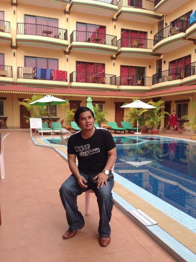 カンボジアの5月から9月までに観光客が少ないですが、日本語のガイドさんたちは国内旅行を出かけていた｡2014年はＪＴＢの専用のツアーガイドはコーロン島に行く前にシアヌーク市に泊まれました。ゴーランドシアヌークヴィラホテルはプールがきれいかったです。海鮮料理も好きなんです｡ホテルのツインは$25くらいです。