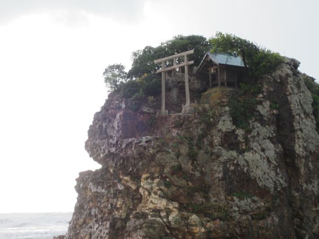 出雲大社も「出雲國神仏霊場」のひとつ。<br />【第1番 出雲大社】<br />ご祭神は大国主大神です。<br />(おおくにぬしのおおかみ)<br /><br />大国主大神が天照大神に国を譲る代わりに<br />要求した大きな宮殿が「出雲大社」。<br />そしてもうひとつの条件が<br />「幽(かく)れたる神事を治めること」。<br /><br />旧暦10月、日本全国の神様が出雲に集まり<br />目に見えない人々の縁を結ぶ「神議」が<br />行われる理由がわかりました!