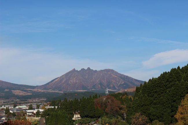 二日目は阿蘇から黒川温泉へ。<br />心が震えるような紅葉真っ盛りの山の風景を堪能。<br />乗馬で忘れがたい感動を味わった後は、なぜか馬肉を食べに～。<br />別物だと自分に言い聞かせてw