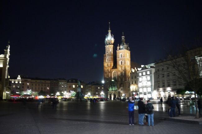 中央広場に建つ聖マリア教会と市庁舎の塔を観光した後は街の北側のヴァヴェル城へ。<br />ここでの最大の目的はレオナルド・ダ・ヴィンチの「白貂を抱く貴婦人」を見ること！<br />この作品がポーランドのチャトリスキ美術館所蔵と知った時は「この作品を見る機会はないだろうな…」と思ったけど…まさかポーランドに来ることになるとは。<br /><br />ヴァヴェル城の観光が終わると外はほぼ真っ暗。<br />ということでクラクフ夜景観光。<br />昼とは違った雰囲気が楽しめるのもいい所。<br />しかしクラクフ本当に治安がいい街で夜でも安心して散策できました。<br /><br />続きは旅行記をどうぞ。<br />