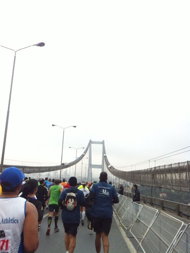 11/16に開催されたイスタンブールマラソンに参加して参りました。世界遺産である旧市街を網羅するコースでしたが、その他のエリアも十分楽しめました。マラソン前後は観光し、城壁、水道橋、寺院、宮殿、博物館、バザール、スーパー等を堪能しました。時間切れで、イスタンブール大学とマルマライと地下宮殿は体験することができませんでしたが、アクセスが良いトルコですので、(日本発深夜便があり、帰国便も深夜便があり、市内は公共交通が縦横無尽)、再度行ったり、経由便のとき寄ったり、したいと思っています。イスラム文化が濃いせいか、巻物の種類が多く、かわいい巻物がたくさんあり、よいお土産になりました。他、お土産としては、トルコ特有のコロンヤやアーモンドオイルもいいかも。