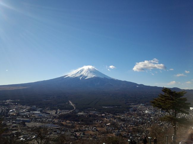 休日の間ですが･･･一応平日の休みが取れたので、<br />今年最後のお泊り旅行〜に行って来ました！！<br /><br />車で行くので行きやすい場所･･･そうだ富士山を見に行こう！と宿を決め<br />帰り道にあるので、さがみ湖のイルミネーションは目的の一つに。<br />あとは思いつきで行動して来ました。<br />富士山運の悪い私ですが、今回は天気にも恵まれ素晴らしい景色が見れました。<br /><br />＜１日目＞<br /><br />北口本宮冨士浅間神社<br />河口湖オルゴールの森<br /><br />宿：風のテラス ＫＵＫＵＮＡ<br /><br />＜２日目＞<br /><br />カチカチ山ロープウェイ（天上山公園）<br />富士サファリパーク<br />さがみ湖イルミリオン