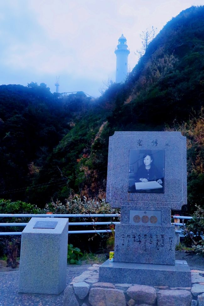 【雲雀乃苑】<br />「みだれ髪歌碑」 昭和63年10月2日完成<br />「美空ひばり遺影碑」 平成2年5月26日完成<br />「永遠のひばり像」 平成14年5月25日完成<br /> 故美空ひばりさんが大病後の復帰第一段としてレコーディングを行ったのが「みだれ髪」。ここ塩屋岬をモチーフにした歌詞が唄われている。 歌碑の前に立つとセンサーで曲が流れる。永遠のひばり像も同様の仕組みで、こちらは「哀しき口笛」のメロディーが流れる。(http://www.kankou-iwaki.or.jp/sightseeing/%E8%A6%B3%E5%85%89%E6%96%BD%E8%A8%AD/5020 より引用)<br /><br />美空 ひばり(1937年(昭和12年)5月29日 - 1989年(平成元年)6月24日)は、日本の歌手、女優。昭和の歌謡界を代表する歌手・女優の1人。横浜市磯子区滝頭出身。女性として初の国民栄誉賞を受賞した。本名は加藤 和枝。身長147cm。<br /><br />1989年1月7日に昭和天皇が崩御。その翌日の同年1月8日、元号が「昭和」から「平成」へ移り変わったその3日後の1989年(平成元年)1月11日、『川の流れのように』のシングルレコードが発売される。そして1989年6月24日未明、突発性間質性肺炎の症状悪化による呼吸不全の併発により逝去した。52歳没。美空ひばりの通算レコーディング曲数は1,500曲、オリジナル楽曲は517曲であった。<br />死後<br />1988年、福島県いわき市塩屋崎を舞台に作詞されたのが縁で、「みだれ髪」の歌碑が建立された。ひばりの死後ここを訪れるファンが増え続け、1990年に新たなひばり遺影碑が立てられ、周辺の道路420m区間もいわき市が整備を行い「ひばり街道」として1998年に完成した。さらに2002年には幼少期のひばり主演映画「悲しき口笛」のひばりをモデルにした銅像も建立になった。毎年約30万人のファン・観光客がひばりを偲んで訪れる。<br />(フリー百科事典『ウィキペディア(Wikipedia)』より引用)<br /><br />美空ひばり については・・<br />http://www.misorahibari.com/<br /><br />塩屋埼*みだれ髪の曲が流れる ☆いわき名産の蒲鉾も 2009/06/03<br />http://4travel.jp/travelogue/10349403<br /><br />堂々の塩屋埼灯台に上って☆風強けれども展望は抜群 2009/06/03 <br />http://4travel.jp/travelogue/10349400<br />