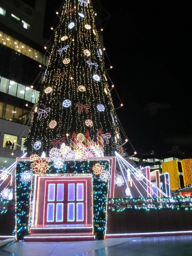 今年も大阪中がライトアップされて楽しい季節になりました。梅田エリアはステーションシティ５階の時空の広場や、グランフロント、新梅田シティ・ワンダースクエアのドイツクリスマスマーケット等楽しい催しが目白押しでたくさんの人々が楽しいひと時を過ごしました。
