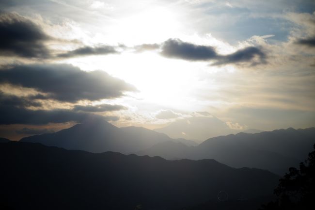 冬至の前後に高尾山からダイヤモンド富士が見れるとの事なので、陣馬山から高尾山への縦走をしてみました。<br />当日は雲ひとつない快晴でしたが、日没前に富士山方面だけ雲行きが怪しくなり、肝心のダイヤモンド富士は不発に終わりました!<br />陣馬山から高尾山への道のりは19KMと長いですが、アップダウンはさほどなく楽しい山歩きになりました。<br />陣馬高原下バス停(8:08)⇒陣馬新道登山口(8:23)⇒陣馬山山頂(9:05-9:28)⇒明王峠(10:02)⇒堂所山(10:25)⇒景信山(11:09-12:02)⇒小仏峠(12:24)⇒城山(12:42-13:27)⇒もみじ台(14:02-14:51)⇒高尾山(14:59-15:09)⇒もみじ台(15:16-16:21)⇒高尾山(16:29-16:58)⇒高尾山薬王院(17:07)⇒高尾山口駅(17:57)