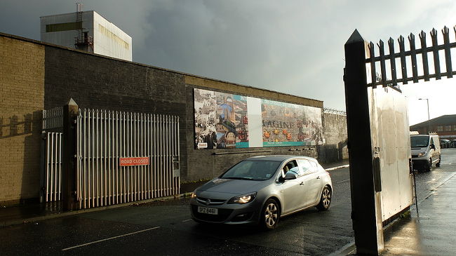 ピース・ライン（ピース・ウォール）は、北アイルランド紛争中の１９７０年代初めに、カトリック系住民とプロテスタント系住民の居住区を分けるために築かれた壁。<br />地図上に観念的に引かれた線ではありません。<br /><br />ベルファストでは、ウェスト・ベルファストのフォールズ・ロードとシャンキル・ロードの間にあるピース・ラインが有名ですが、実際には北アイルランド中に何ヶ所もあって、総延長は２０kmを超えるそうです。<br /><br />１９９８年に結ばれたベルファスト合意以降は平和が保たれていても、ウェスト・ベルファストのピース・ラインはいまも残されたまま。<br />というか、ピース・ラインはむしろ増えたりもして、双方の住民が交流することはないんだそう。<br /><br />ベルファスト滞在中には、ピース・ライン南側のフォールズ・ロード（カトリック系住民の居住区）周辺にも、ピース・ライン北側のシャンキル・ロード（プロテスタント系住民の居住区）周辺にも、北アイルランド紛争中にテロなどで命を落とした人々の慰霊の場所や政治色の濃い壁画が多数あるのを見て回ることができました。<br /><br /><br />表紙の画像は、カトリック系住民の居住区とプロテスタント系住民の居住区の間に設置されたゲートの一つ。<br />今でも夜間には外出禁止令が出され、このゲートは閉じられてしまうそうです。