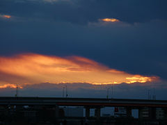 明けましておめでとうございます、平成２７年　荒川の初日の出　雲がかって