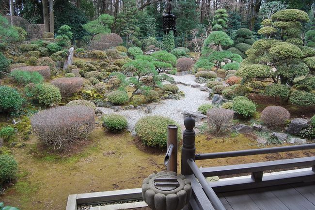 2015年元旦の初詣にここ四年続けて行っている、多福寺、木の宮地蔵堂、多聞院、神明社へ午後0時半頃に行った。<br />先ずは自宅から、自転車で約２０分(5キロの距離)を要して、多福寺へ行った。<br />この日は曇りであるがちらっと雪が舞い、風が強いと言うかなり寒い一日であった。<br />多福寺に着いてみると三々五々に初詣客に会う。　多福寺訪問の主な目的は正月5日間だけ見られる奥庭を見ることであった。　今年も管理人さんに頼んで入れてもらった。　奥庭を見るとさすがに整然としており、美しい松の緑と岩と枯山水の砂が上手く調和して美しかった。　この日は当方の独り占めで贅沢な奥庭観覧訪問となった。<br /><br />○多福寺について・・・説明文による<br />三富新田の開拓には、出身地の異なる農家が集まり、協力して開拓を進めていました。そのため、農村としてのまとまりや連帯感情を作り出す必要があり、元禄9年（1696）8月、三富新田開拓の命を出した時の川越藩主柳沢吉保は、菩提寺として上富に「臨済宗三富山多福禅寺」、祈願所として中富に「毘沙門社」（現毘沙門堂・別当寺：多聞院）を建立しました。それまでは、三富新田に入村した農家の菩提寺は、上富村が亀久保村（現ふじみ野市）地蔵院、中富村・下富村は大塚村（現川越市）西福寺としていましたが、多福寺建立によって三ヶ村とも菩提寺を多福寺とし、三富新田の農家の精神的な支えとなりました。<br /> <br />多福寺には、重臣であった曽根権太夫三が寄進した銅鐘（県指定文化財）や、吉保直筆の「参禅録」をはじめ多くの什宝があります。また、境内には春はしだれ桜、秋には紅葉と静寂の中に季節を感じ、訪れる人の心を穏やかにしてくれるでしょう<br /><br /><br />＊写真は美しかった奥庭