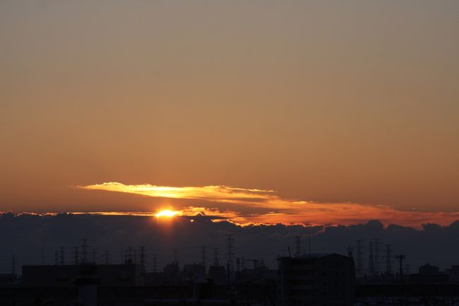 強い寒気の影響で各地大雪のもようですが<br /><br />仙台は元日薄っすらと雪の朝を迎えました。<br /><br />雲の上から朝日が顔を出してくれました。<br /><br />２０１５年新たな未来へ<br /><br />４トラの皆様・会員の皆様<br />昨年はたくさんの訪問＆投票ありがとうございました。<br />今年もまた『iroenpitu の小さな旅』宜しくお願い致します<br /><br /><br />