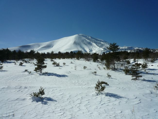 世界でも有数の活火山浅間山。<br />浅間山は標高２,５６８ｍの活火山です。<br />しかし、そびえ立つ雄大な姿は、四季折々の美しさを演出して昔から多くの人々に親しまれてきました。<br />上信越高原国立公園にも指定される浅間山の冬の姿を御覧ください♪（＾Ｏ＾）<br /><br />