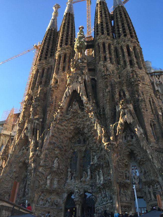 年末年始が9連休ということで、無性にどこか遠くへ行きたいと思いついたのがスペインのバルセロナ。<br />以前からずっと「サグラダ・ファミリア」を見てみたかったので、ノリと勢いで決定!<br />友達とは都合が合わず、まさかの一人旅!?<br />英語もできない、スペイン語なんて話せるわけもない。<br />それでも行きたい気持ちが勝ったので、行ってきちゃいました\(^o^)/<br /><br />行ってみたら色々凄かった!<br />治安も悪い感じはなく、皆優しい(*・ω・*)<br />色んな人に助けられて無事に旅行を満喫してきました!