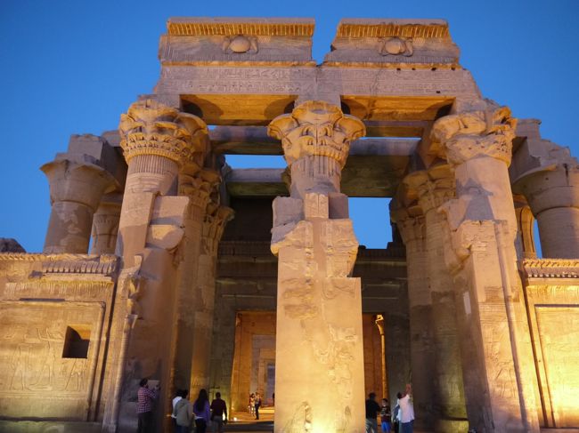 船はグレコローマン時代に上エジプトの首都として栄えたエドフに寄港し　ホルス神殿を観光。<br />いったん船にもどって　のんびりクルーズを味わっているうちに　コムオンボに到着。<br />コムオンボ神殿を観光の一日。<br /><br /><br />全旅行日程<br />12月24日　19：00　カイロ空港着　　ギザのホテルへ<br />　　25日　ギザのピラミッド地区観光　→カイロ空港からルクソールへ　<br />　　　　　ライトアップされたルクソール神殿観光<br />　　26日　ルクソール西岸　王家の谷，ハトシェプスト葬祭殿，<br />　　　　　ルクソール東岸　カルナック神殿　→クルーズ船チェックイン<br />　　27日　エドフ寄港　ホルス神殿　→コムオンボへ移動　<br />　　　　　コムオンボ神殿観光　→アスワンへ移動<br />　　28日　→空路アブシンベルへ　アブシンベル神殿　→空路アスワンへ<br />　　　　　アスワンハイダム　未完のオベリクス観光<br />　　29日　クルーズ船チェックアウト　→空路カイロへ　<br />　　　　　エジプト考古学博物館観光<br />　　30日　ダハシュール，メンフィス，サッカラでピラミッド三昧<br />　　31日　モハメドアリ・モスク　　ハーン・ハリーリ市場<br />　　　　　16：00　カイロ空港発　帰国<br />　　