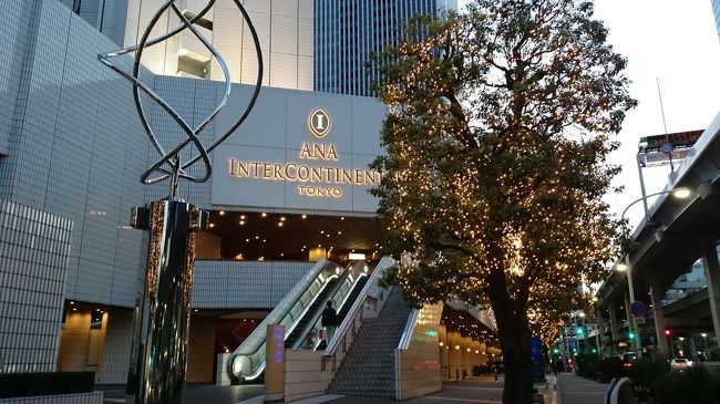 皆様、明けましておめでとうございます。本年もよろしくお願いいたします<br /><br />昨年と同様、年末年始は近場のホテルで過ごしました。<br /><br />旅先では必ず娘たちの恋愛成就を祈る母、レモングラス。全くご利益がなくガッカリするばかりでしたが、ようやく神様仏様が振り向いてくださり、長女の縁談が決まりました<br /><br />長女の仕事休みは1月1日だけ。<br />家族四人での最後のお正月。<br />とても大切な時間でした。<br /><br />昨年も同じ部屋に宿泊したので、出来るだけ写真が重ならないように、また、昨年と違うサービスもいくつかあったのでご紹介できたらと思います。<br />また、デジカメを自宅に忘れてしまったので全てスマホでの撮影です<br /><br />手配<br />ANAインターコンチネンタル東京...ジャパニーズスイートTATAMI<br />昨年のチェックアウトの際に一年後の同じ日を予約。<br /><br />ANASFC会員価格。二泊目のみラウンジアクセスをつけました<br /><br />PS.....パソコンが故障。修理中なのでタブレットから初投稿です。アナログ世代な私。ちゃんと投稿できるでしょうか.......<br />