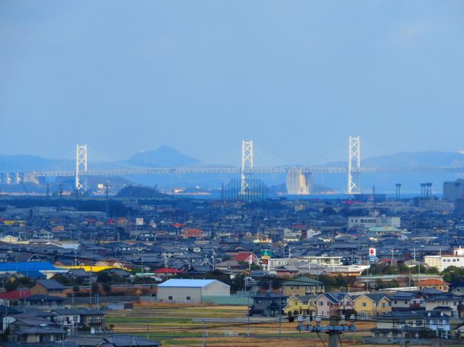 青春１８切符で四国へ<br /><br />元旦早々、新大阪駅から岡山経由で瀬戸大橋を渡り香川へ<br /><br />各停と快速を利用しながら「金毘羅宮」で初詣<br /><br />おみくじは「小吉」、運勢は気待できませんでした<br /><br />寒波の中、寒さと強風にメゲズに走りまわる「香川の旅」です<br /><br /><br /><br />表紙　　　　　　　　　　　　　　　　　　　　瀬戸大橋<br /><br /><br />