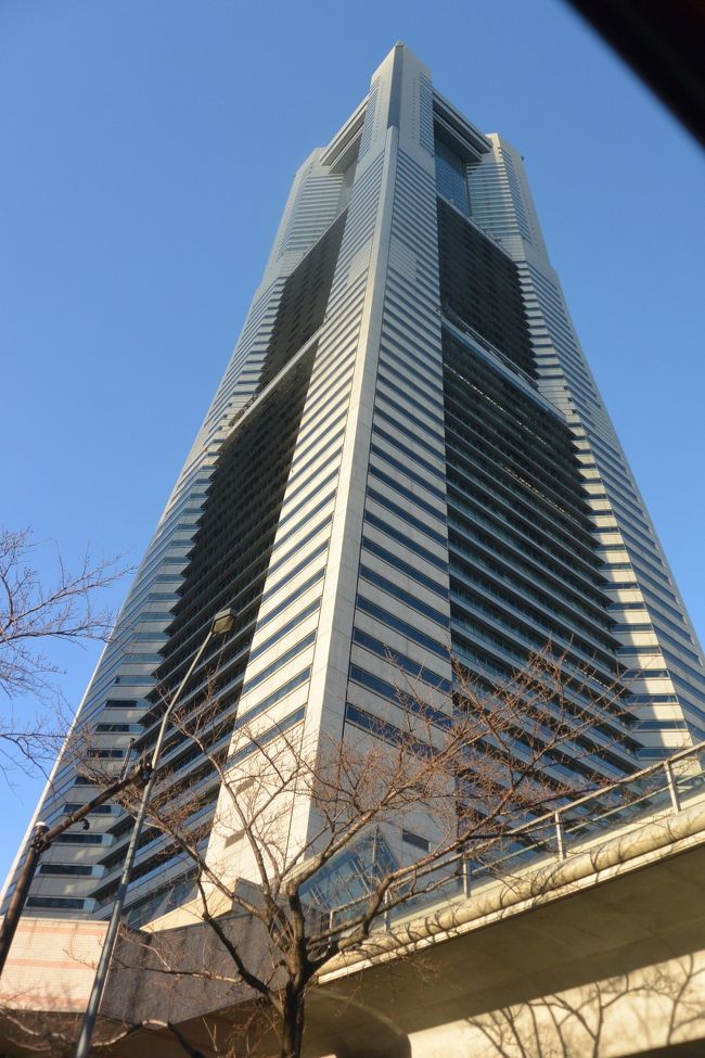2日目~☆<br /><br />晴天です♪<br /><br />1日目の宿から横浜へ移動。。。<br />伊豆から横浜までの道のりは渋滞の嵐((((;゚Д゚)))))))<br /><br />2日目のホテルは「横浜ロイヤルパークホテル」<br />ナビを見ているとずっと、渋滞。。。<br />迂回を選択しまくって、渋滞のない道を通って<br />15時過ぎにホテルに到着☆<br /><br />今回はネットで近ツリのサイトから予約☆<br />1泊食事なしのスタンダードルーム、<br />37,000円でした~。<br /><br />スタンダードルームでも、部屋は高層階なので<br />綺麗な横浜の夜景が堪能出来てイイ時間が過ごせましたヾ(@⌒ー⌒@)ノ