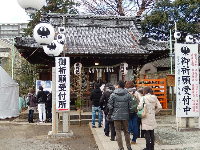 １月2日、午後０時頃に所用で川越に行ったついでに熊野神社を訪問した。　熊野神社にはかなりの初詣客が訪問していた。<br /><br /><br />○川越・熊野神社について・・・説明文による<br />「おくまんさま」と呼ばれ親しまれている川越熊野神社は、開運・縁結びの神さまとされています。<br /> <br />その歴史は、天正18年（1590/安土桃山時代）に、この川越熊野神社の道を挟んで反対側にある蓮馨寺の二世然誉文応僧正が紀州熊野より勧請したことに始まったそうです。<br /> 元々、蓮馨寺の一部でしたが神仏分離により、川越熊野神社となり今に至りました。<br /> <br />川越熊野神社で有名なのが、12月3日に行われる酉の市。また、毎月第3日曜日には厳島神社の縁日が行われ、観光客や地元の人で賑わいます。<br /><br /><br /><br /><br />＊写真は熊野神社の初詣風景