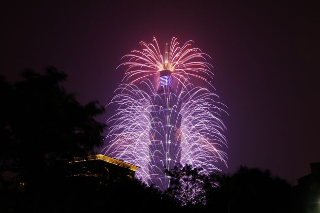 今回で4回目になる台北101のカウントダウン花火です。<br /><br />毎年恒例の「台北101年越しカウントタ?ウン花火」は3分38秒の長さになる予定とのこと。<br /><br />さて、今回はどんな花火を見ることができるでしょう？<br /><br />娘と2人での台湾旅行です。