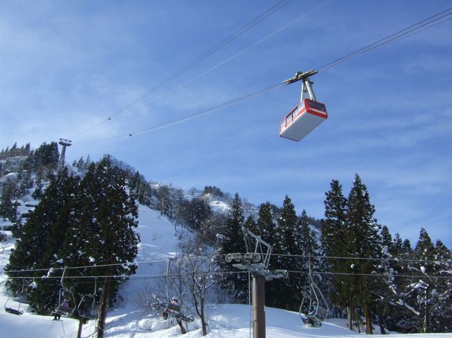 我が家の年末恒例の温泉&雪遊び(去年からはスキー)旅行。5年前に越後湯沢を訪れてからは、アクセスの良い越後湯沢が気に入り、毎年、訪れています。越後湯沢駅からシャトルバスで数分、徒歩8分の湯沢高原スキー場は、アクセスがよい上、スノーランドも充実しているので、娘がスキーをしない頃から楽しく雪遊びができました。<br />今回は、ゲレンデに隣接する湯沢東映ホテルに泊まり、スキーや雪遊び、温泉を楽しんできました。<br />1日目は天気が良く、山の景色も素晴らしかったです。なだらかなゲレンデでスキーや雪遊びをし、夜は広めの温泉でゆったり。<br />2日目はあいにくの雨でしたが、美味しい年越しそば(年越しにはちょっと早いですが)も食べられて大満足!の旅でした。<br /><br /><br /><br /><br /><br />