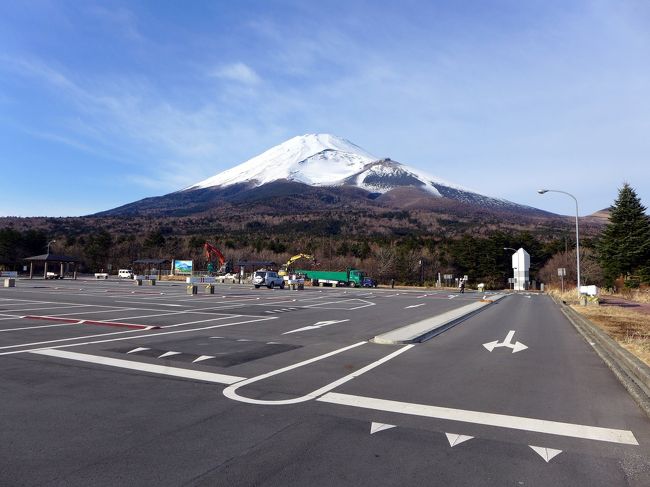 北陸から来客があり、間近で富士山を拝もうということになって、久しぶりに水ヶ塚公園を訪ねました。<br /><br />水ヶ塚公園にあったスカイポート水ヶ塚（売店・食堂）は建替えなのか、重機が入って更地になっていました。<br />