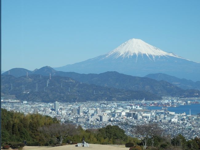 本日は、冬空の快晴、無風さらに富士山の眺望が素晴らしいので、日本平山頂までドライブして富士山の姿を眺めに行きました。<br />まだ正月の三が日のため、日本平ドライブコースは空いており約20分ほどで山頂へ到着し、五合目まで積雪の富士山の姿を新春の新たな気持ちで眺めました。