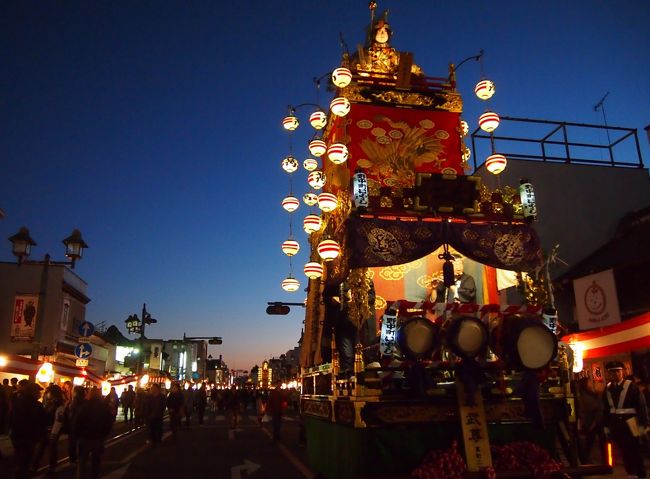 「小江戸とちぎ」明治7年栃木町で行われた神武祭典に日本橋などで購入した山車が参加し<br />明治２６年栃木県最初の商工会議所の開設認可の祝典で６台の山車が競演し、<br />町をあげてのお祭りとなったそうです。<br /><br />現在は２年に１度の開催で行われています。<br /><br /><br />その栃木市で行われた秋祭りに１５日に行って来ました<br />