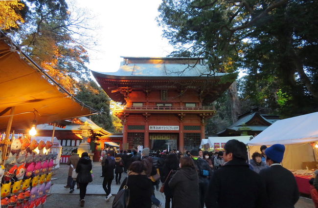 新年おめでとうございます。\(^o^)／<br /><br />正月三が日の最終日、鹿島神宮の混雑も一段落しただろうと思い、鹿島神宮参拝に出かけました。<br />用事で遅くなり、鹿島神宮に到着したのは１６時を過ぎていました。<br /><br />表紙写真は、鹿島神宮楼門です。