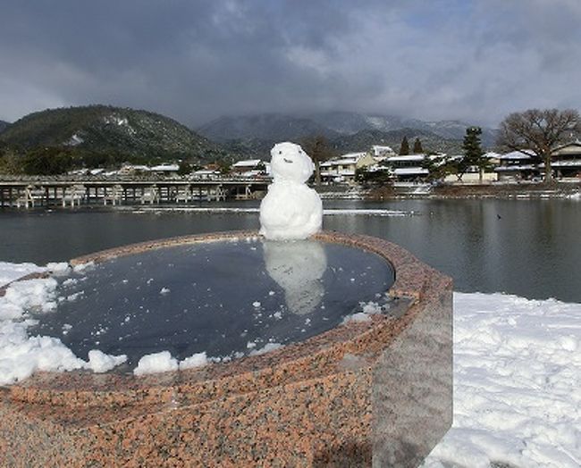 予想外の積雪があったので雪景色を楽しもうと<br /><br />積雪直後で交通の乱れが出にくそうな嵐山へ（阪急京都線で行けるから！）<br /><br /><br />天竜寺の庭園、竹林の小径、大河内山荘へ