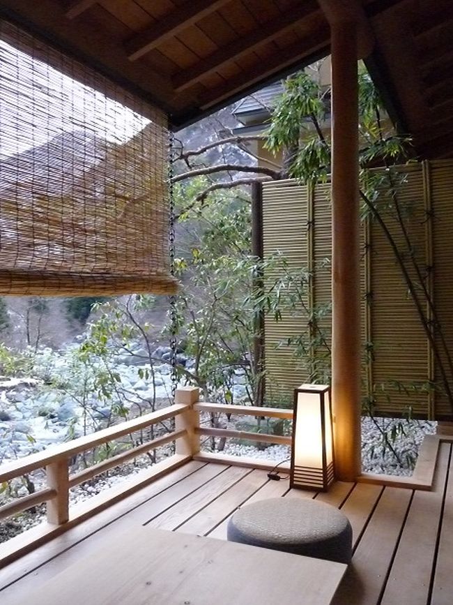 ギネス認定　世界一歴史の古い温泉宿「慶雲館」と雪景色の「明神館」