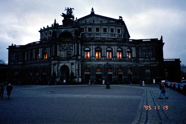 1995年11月19日　日曜日<br /><br />ベルリンからの列車が14：23ドレスデンに到着。<br />ユースホステルの確保し、観光へ出かけたが、もうかなり暗かった・・・
