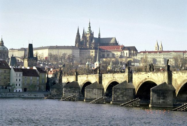 1995年11月21日　火曜日<br /><br />この日はプラハ市内をぶらぶらして、夜行列車でドイツ・シュツットガルトに向かう予定。<br />まず、プラハ本駅に行き夜行列車の予約と両替を行った。