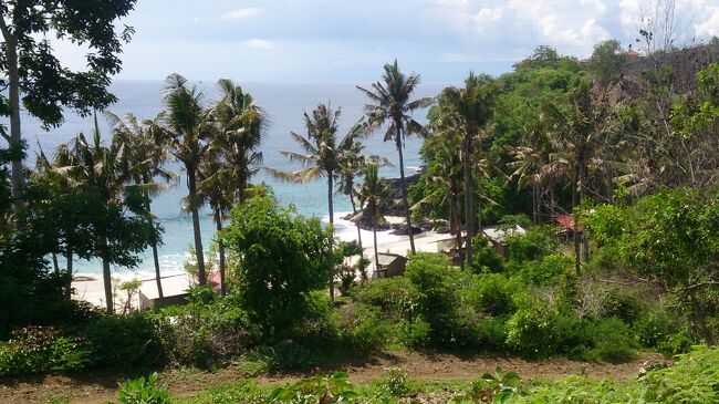 http://www.tripadvisor.jp/Hotel_Review-g1078452-d6952337-Reviews-Beji_Bay_Resort-Padangbai_Bali.html<br /><br /><br />Beji Bay Resort 朝食付 ２泊で　7,081円　<br />（agodaで手配　出発1週間を切ると、agodaでも他社でも価格がどすーーんと下落。最低保証価格のクレームを出すと即承認　4000円くらいの返金があります）<br />旧　MUSTIKA SARI BEACH HOTELだそうです。<br /><br /><br />４トラでラビニアさんよりお勧めいただきパダンバイ　初宿泊。<br />大満喫しました　ありがとうございました。<br /><br />ここでご注意を！高級リゾートばかりにお泊りになっている皆様方に満足いただけるアコモはないのです。リゾート地のサヌールやウブッから車（カーチャーター）で１時間半、もしくはチャンディダサから車で１０分です。チャンディダサで上手に遊べない人がパダンバイにきても全然面白くないかも。ここは通りすがりの港町です。２泊もすれば常連になれます!(^^)!。<br /><br />