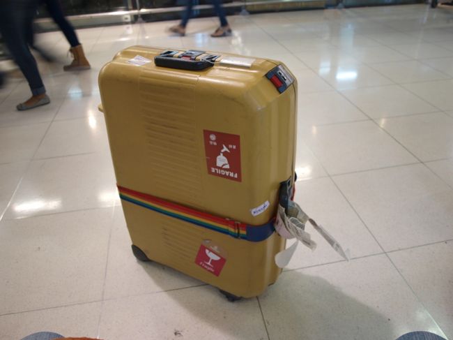 2014-‘15の年末年始は、初めて訪れるタイ王国<br /><br />12月28日、深夜1時半 スワンナプーム空港に降り立つ。<br />が、相棒の黄色いスーツケースが、一人旅に出かけてしまった。<br />旅先は不明。中にはこの旅の全目的地を登録したカーナビが。<br />もはやホテルの場所すら全てが記憶頼り。ましてや途中の<br />ルートなど知る由もない。頼りの案内役を失った。<br /><br />大きな苦労は避けられない。でも旅を投げ出す訳にはいかない。<br />今できること。それはただ全力を尽くすこと。<br />たとえ望まざる事態だとしても、きっとこれも良い思い出に<br />なり得ると信じよう。　だから今は、ただ全力で。<br /><br />大丈夫。自分にはもも譲りの｢猫ひげセンサー｣が備わっている。<br />意を決し、複雑で厄介な深夜のバンコク市内へと突き進む。<br />猫ひげセンサーは、常に最大感度を振り切れんばかり。<br />そこには、いつになくフルパワーの旅猫　駆ける! 駆ける!<br /><br />果たしてスーツケースは、上海を一人旅していたのだそう。<br />上海にメールし、送ってもらう。大晦日に4日振りに再会<br />｢可愛い子には旅をさせよ｣<br />気が付けば、試練の旅をさせられていたのは自分だった。<br /><br />　　危険を冒して前へ進もうとしない人<br />　　未知の世界を旅しようとしない人には<br />　　人生はごくわずかな景色しか見せてくれないんだよ。<br />　　　　　　　　　　　　　　（シドニー・ポワチエ）<br /><br />今回は、お世辞にもベストな旅だったとは言い難い。<br />それでもあの時、必死にベストを尽くした自分がいた。<br /><br />ふと気が付けば、笑える自分がそこにいた。<br />人生が少しだけ新しい景色を見せてくれた気がした。<br /><br />【YouTube】 <br />　https://www.youtube.com/watch?v=2CE3ivnSsGM