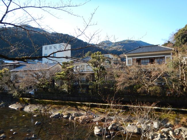 いつか箱根で見てみたいなと思っていた箱根駅伝♪<br />奇跡的に極上湯宿の予約が取れて実現…<br /><br />重要文化財に指定された萬翠楼福住さんに宿泊し、<br />源泉かけ流しの湯と食事を楽しみ、歴史ロマンを感じる…<br />素晴らしい体験ができました。<br /><br />しかし…肝心の駅伝観戦は…正月の箱根に対する考えが<br />甘かったことを思い知りました（^^;<br /><br />