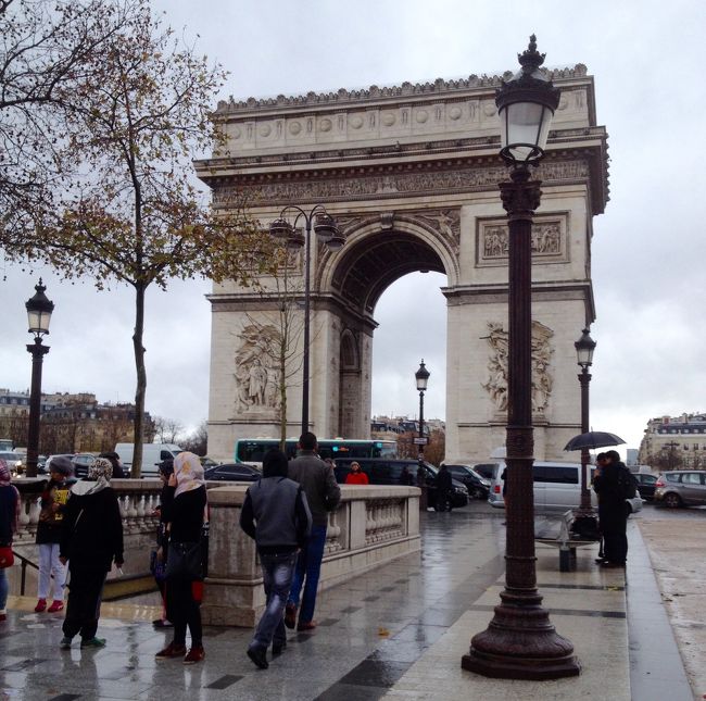 雨の凱旋門<br /><br />雨の続くパリ<br />今日は凱旋門へ<br /><br />Wikiから引用です<br /><br />エトワール凱旋門（エトワールがいせんもん、フランス語: Arc de triomphe de l&#39;Étoile）は、フランス・パリのシャンゼリゼ通りの西端、シャルル・ド・ゴール広場にある凱旋門である<br /><br />ミュージアムパスで入場しました<br />エレベーターで登り<br />エレベーターで降りてきました