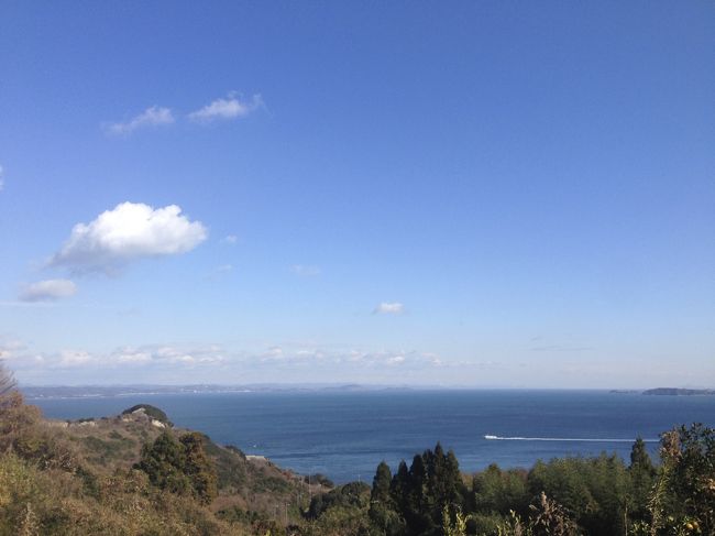 ゆっくりまったり直島・豊島の旅。<br /><br />1日目<br />2014/12/31　ベネッセハウス（パーク）泊　<br />直島へ移動、李禹煥美術館、地中美術館、宮浦ギャラリー六区、直島銭湯「Iラブ湯」、初詣ツアー　<br /><br />2日目<br />2015/1/1　ベネッセハウス（ミュージアム）泊<br />初日の出参拝ツアー、ANDO MUSEUM、家プロジェクト、ベネッセミュージアム<br /><br />3日目<br />2015/1/2<br />豊島へ移動、豊島横尾館、豊島美術館、心臓音のアーカイブ<br />倉敷へ移動、帰途へ