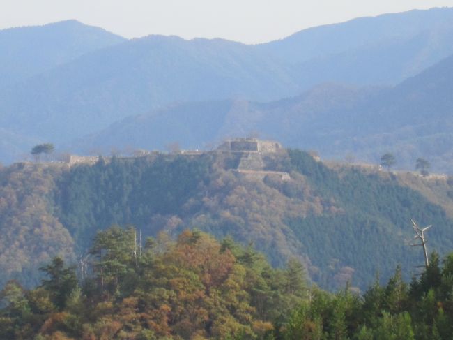 　竹田城跡には、藤和峠という有名な撮影スポットがあり、峠へ直行しました。もちろん午後になって雲海に浮かぶ城跡が見られるとは思いませんでしたが、まずは遠くから眺めたかったのです。<br />　藤和峠からの遠景は、小さいながらも周囲の山々と調和して、とてもよいと思いました。<br /><br />　しかし、その後観光案内所がある『山城の郷』では、わざわざシャトルバスに乗り込んだのに、立席はないので降りてくれと運転手に言われ、下車！　・・・せめて乗車案内係が整理して、不愉快な思いをさせないでほしいと思いました。<br />　100名城のスタンプは押すことができたので、お土産は一切見ず・買わずで、２Ｆにある施設で代替観覧し、早々に退散しました。<br />　その後、当地では種々問題が発生しているようで、にわか人気に足がついていないような感じがして、とても残念でした。<br /><br />　ただ、物は考えようです。その分、今宵の宿である『有馬温泉　かんぽの宿』に予定より早くチェックインし、宿でゆっくりできたので、まあいいか！・・・です。