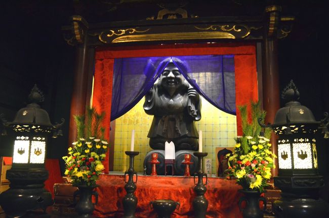 横浜、鶴見駅近くの総持寺に初詣に行くと、いつも鶴見七福神めぐりの案内が有る。<br />総持寺も大黒様を祀って、鶴見七福神めぐりのコースになっている。<br /><br />全国に七福神めぐりは数多有るが、地元の七福神めぐりを一度はと思っていた。<br />今年は、１月４日?１月１２日に設定されているようで、天気の良い日を選んで回ってみた。<br /><br />熊野神社から、ガイドツアーも出ているが、私は自宅から近い反対コースから出発した。<br />寺社間は最短で７Ｋｍくらいだが、自宅から含めると１０ｋｍ以上は歩く。<br />休み無く歩いて、１８，０００歩、３時間余りの行程だった。<br /><br /><br />過去の七福神めぐりはこちらです。<br /><br />「亀戸七福神めぐり」　　2019年<br />https://4travel.jp/travelogue/11440574<br />「日本橋七福神めぐり」　2018年<br />http://4travel.jp/travelogue/11317500<br />「深川七福神めぐり」　2017年<br />http://4travel.jp/travelogue/11203330<br />「横浜七福神めぐり」　2016年<br />http://4travel.jp/travelogue/11090687<br />「横浜　鶴見七福神めぐり」　2015年<br />http://4travel.jp/travelogue/10969048<br />「川越の七福神めぐり」　2007年<br />http://4travel.jp/travelogue/10308829