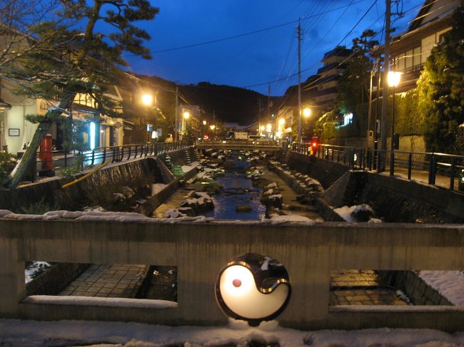 2014年の年末年始は青春１８切符を利用して広島・山口・島根・鳥取を周遊してきました。年末年始は寒波がくる予報でしたが、思ったよりひどくなくて普通に観光できました。帰りはサンライズ出雲で東京に戻りました。<br /><br />１．尾道　～帆雨亭（カフェ）・千光寺・朱華園（尾道ラーメン）～<br />２．ひろしまドリミネーション２０１４と八昌（お好み焼き）<br />３．広島市内　～広島アンデルセン・原爆ドーム・広島城～４．宮島①　～満潮の宮島観光・牡蠣屋～<br />５．宮島②　～夕暮れからライトアップの宮島（干潮）～<br />６．宮島③　～早朝の宮島散歩と厳島神社参拝～<br />７．岩国　～岩国寿司・錦帯橋・岩国城～<br />８．イルミネーション2014 門司港レトロ浪漫灯彩）<br />９．下関　～赤間神社・唐戸市場（ふく刺し定食）～<br />10．門司港レトロ地区散策<br />11．山陰の小京都 津和野<br />12．出雲大社で年越し<br />13．出雲大社初詣と出雲そば<br />14．古代出雲歴史博物館と旧大社駅<br />15．雲州平田 ～持田旅館宿泊と木綿街道～<br />16．八重垣神社とカラコロ広場<br />17．玉造温泉←★今ここ<br />18．松江　～松江城・塩見縄手・明々庵～<br />19．境港線　ねずみ男駅（米子駅）～鬼太郎駅（境港駅）<br />20．境港　ゲゲゲの鬼太郎 水木しげるロード<br />21．名探偵コナンラッピング電車で鳥取駅へ移動<br />22．鳥取①　～すなば珈琲・鳥取砂丘・砂の美術館～<br />23．鳥取②　～親がに丼・仁風閣・鳥取城跡・鳥取カレー・日乃丸温泉～<br />24．米子　～サンライズ出雲乗車まで暇なので撮り鉄する～<br />25. サンライズ出雲（Ｂ寝台シングル）で東京へ