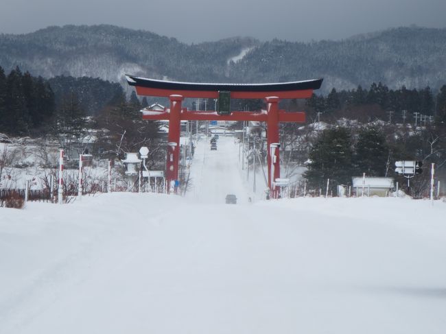 ２０１５年の年始は、日本海側は大雪の予報でした。<br /><br />大阪への帰省はリスクがあるとあきらめていましたが、直前に１月２日･３日に空いている宿を見つけ<br />鶴岡方面へ温泉・初詣旅行することにしました。<br /><br />鶴岡方面へ行くのは、これで５度目くらいですが、鶴岡の温泉へ行くのは初めてでした。<br /><br />表紙写真は、羽黒山の大鳥居です。