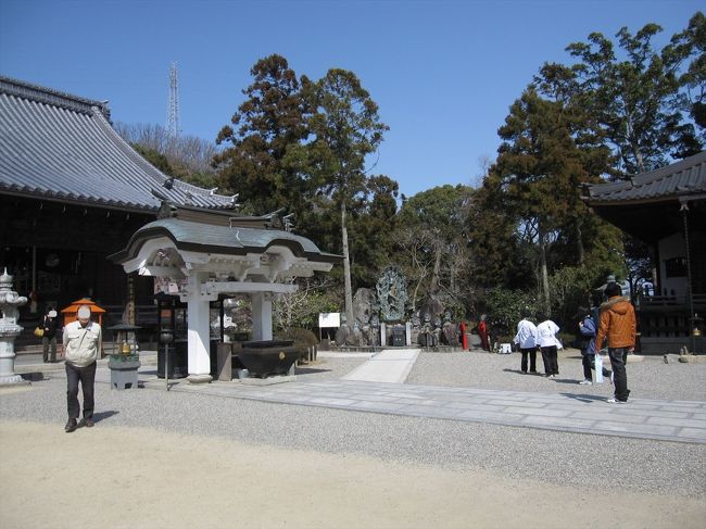 【八十八ヵ所２巡目＆別格二十霊場で１０８カ寺を巡る旅・第１弾は阿波の国！】<br />四国八十八ヵ所霊場の２巡目を札所番号順の“順打ち”で参拝しながら、四国別格二十霊場も“順打ち”する、四国１０８カ寺を巡る旅。閏年の“逆打ち”で得られるかも知れない３倍の功徳には目もくれず、あえて“順打ち”に徹するアマノジャクなプランに今年は取り組むことにした。<br />マイカー・レンタカー・タクシー・参拝バスと様々な交通手段を使い、巡り方もイレギュラーだった１巡目と変えるために、２巡目ではいくつかの基本ルールに沿って旅を進めて行く。<br />高速バスで徳島・鳴門に着き、レンタカー「２巡目ゴロウさん」(笑)で第１番札所・霊山寺へ。『３度目の正直』の好天に恵まれ、めでたくスタートを切った。<br />霊山寺を出発し、しばらくは八十八ヵ所霊場の札所が続く。<br />《２巡目のルール》<br />①八十八ヵ所霊場も別格二十霊場も“順打ち”とする。<br />②四国では、ケーブルカー・ロープウェイを除き、バスやタクシーに頼ること無く自らが運転する車で移動する。<br />③宿泊は、可能な限り１巡目とはロケーション・施設・部屋カテゴリーを変える。<br />④スケジュールに支障の無い範囲で、１巡目とは違う「ついで観光」を組み込む。<br /><br />【メンバー】<br />一人旅。<br /><br />【ルート】<br />3/21　枚方市駅－〔高速バス〕－高速鳴門－〔レンタカー〕－第１番・霊山寺<br />　　　（以上の旅行記⇒http://4travel.jp/travelogue/10968484）<br />　　　－第２番・極楽寺－第３番・金泉寺－第４番・大日寺－第５番・地蔵寺<br />　　　（以上の旅行記⇒本編）<br />　　　－＜広域農道他＞－別格第１番・大山寺<br />　　　（以上の旅行記⇒http://4travel.jp/travelogue/10971715）<br />　　　－＜県道１２・県道１３９他＞－第６番・安楽寺<br />　　　（以上の旅行記⇒http://4travel.jp/travelogue/10971953）<br />　　　－＜県道１３９・Ｒ３１８＞－御所温泉<br />　　　（以上の旅行記⇒http://4travel.jp/travelogue/10974309）<br />3/22　御所温泉－＜Ｒ３１８・県道１３９＞－第７番・十楽寺－第８番・熊谷寺<br />　　　－第９番・法輪寺－第10番・切幡寺<br />　　　（以上の旅行記⇒http://4travel.jp/travelogue/10976601）<br />　　　－＜県道１３９・広域農道他＞－金清自然公園－＜広域農道・県道２＞<br />　　　－犬墓大師－＜県道２・県道２４６・県道１２＞－脇町<br />　　　（以上の旅行記⇒http://4travel.jp/travelogue/11031098）<br />　　　－＜県道１２・Ｒ１９３＞－脇町IC－＜徳島自動車道＞－土成IC－＜Ｒ３１８他＞<br />　　　－第11番・藤井寺<br />　　　（以上の旅行記⇒http://4travel.jp/travelogue/11031413）<br />　　　－＜Ｒ１９２・県道２０他＞－別格第２番・童学寺<br />　　　（以上の旅行記⇒http://4travel.jp/travelogue/11032098）<br />　　　－＜県道２０・Ｒ４３８・県道４３他＞－第12番・焼山寺<br />　　　（以上の旅行記⇒http://4travel.jp/travelogue/11038638）<br />　　　－＜県道４３・Ｒ４３８他＞－徳島市中心部<br />　　　（以上の旅行記⇒http://4travel.jp/travelogue/11040570）<br />3/23　徳島市中心部－＜Ｒ４３８・県道２０８・県道２１＞－第13番・大日寺<br />　　　－第14番・常楽寺－第15番・国分寺－第16番・観音寺－第17番・井戸寺<br />　　　－（昼食・宅配出荷）－第18番・恩山寺－第19番・立江寺<br />　　　（以上の旅行記⇒http://4travel.jp/travelogue/11041932）<br />　　　－＜県道２８・県道２２・県道１６＞－月ヶ谷温泉<br />　　　（以上の旅行記⇒http://4travel.jp/travelogue/11043204）<br />3/24　月ヶ谷温泉－＜県道１６他＞－別格第３番・慈眼寺<br />　　　（以上の旅行記⇒http://4travel.jp/travelogue/11045690）<br />　　　－＜県道１６他＞－第20番・鶴林寺－第21番・太龍寺－第22番・平等寺<br />　　　－＜県道３５・県道２４・Ｒ５５他＞－徳島駅前－〔高速バス〕－京都駅<br />　　　（以上の旅行記⇒http://4travel.jp/travelogue/11052508）<br /><br />【表紙の写真】<br />四国八十八ヵ所第３番・金泉寺の境内。左が本堂、右が大師堂、正面に倶利迦羅龍王像。