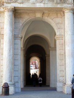 晩秋のイタリア周遊旅情・ＷＴ信の旅行三昧ここから始まる２２アン王女ジョーと別れのキスと抱擁・バルベリーニ宮殿への通路入口